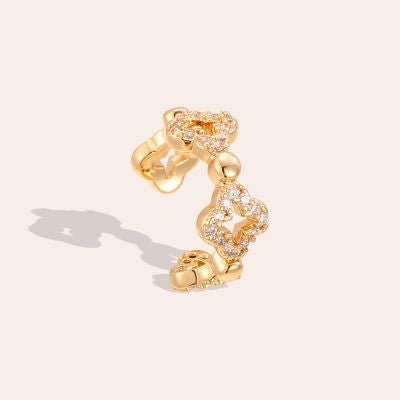 Goldfarbener Ohrcuff mit Kleeblatt-Motiv, mit funkelnden Steinen im Vierer-Design