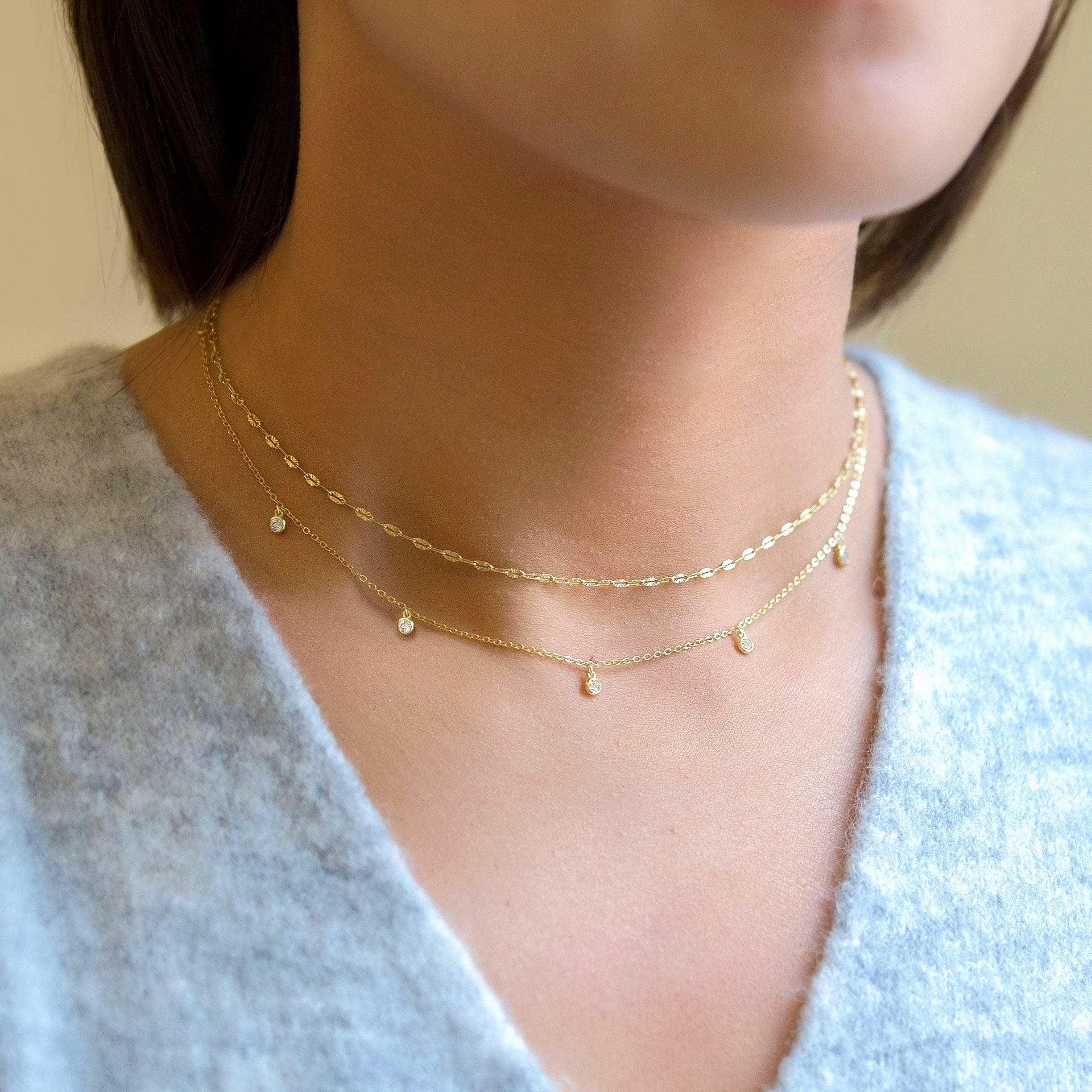 Goldfarbene Halskette im Layer-Look mit kleinem Kreuz- und Kugelanhänger aus Strass